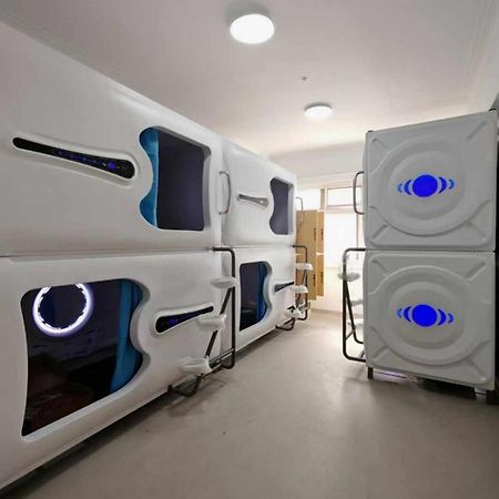 Hostel Space Capsule Madrid Exterior photo