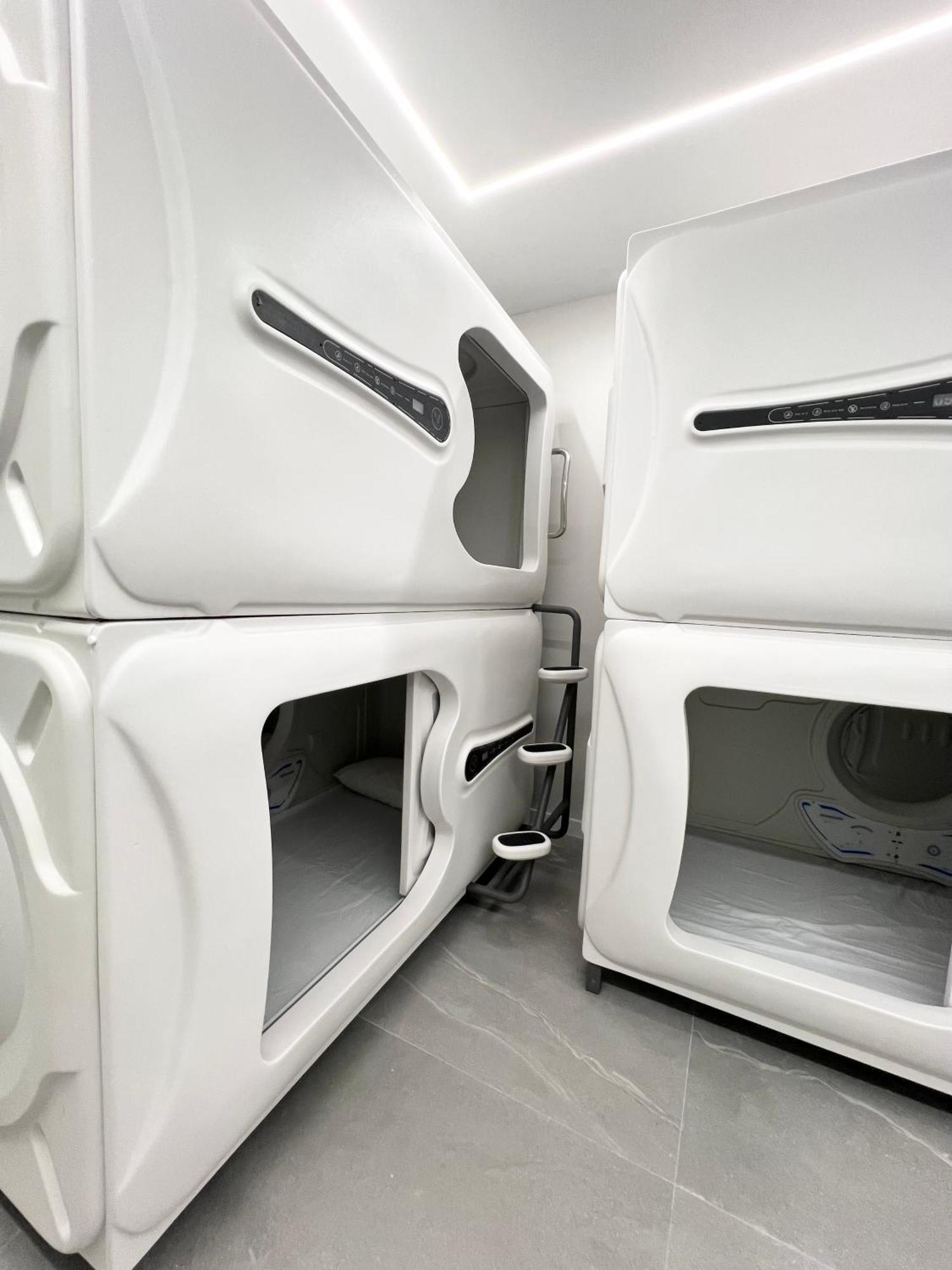 Hostel Space Capsule Madrid Exterior photo