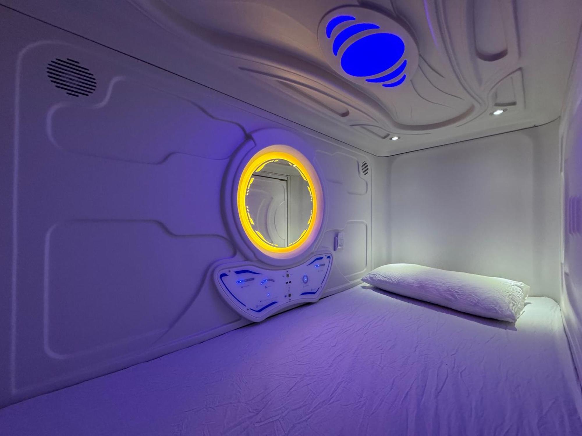 Hostel Space Capsule Madrid Exterior photo