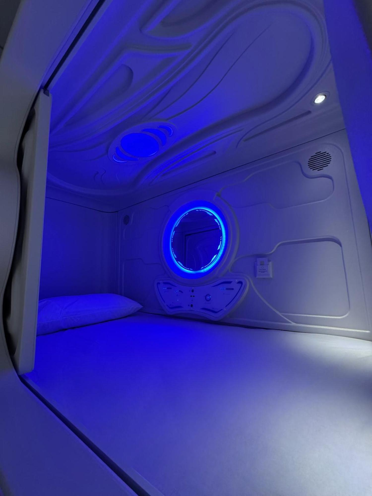 Hostel Space Capsule Madrid Exterior photo