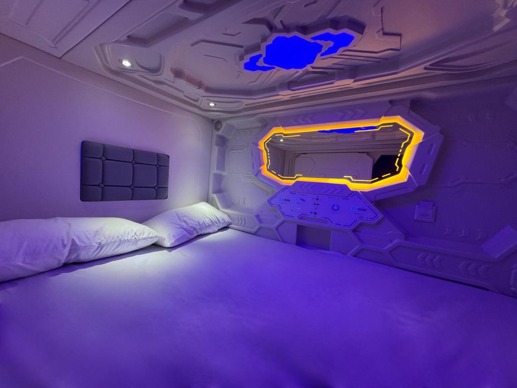 Hostel Space Capsule Madrid Exterior photo