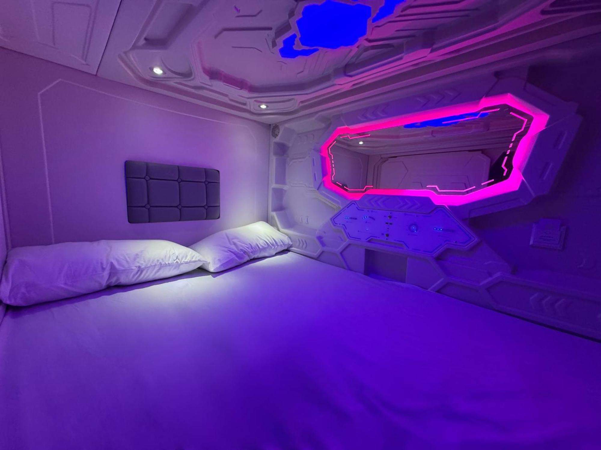 Hostel Space Capsule Madrid Exterior photo