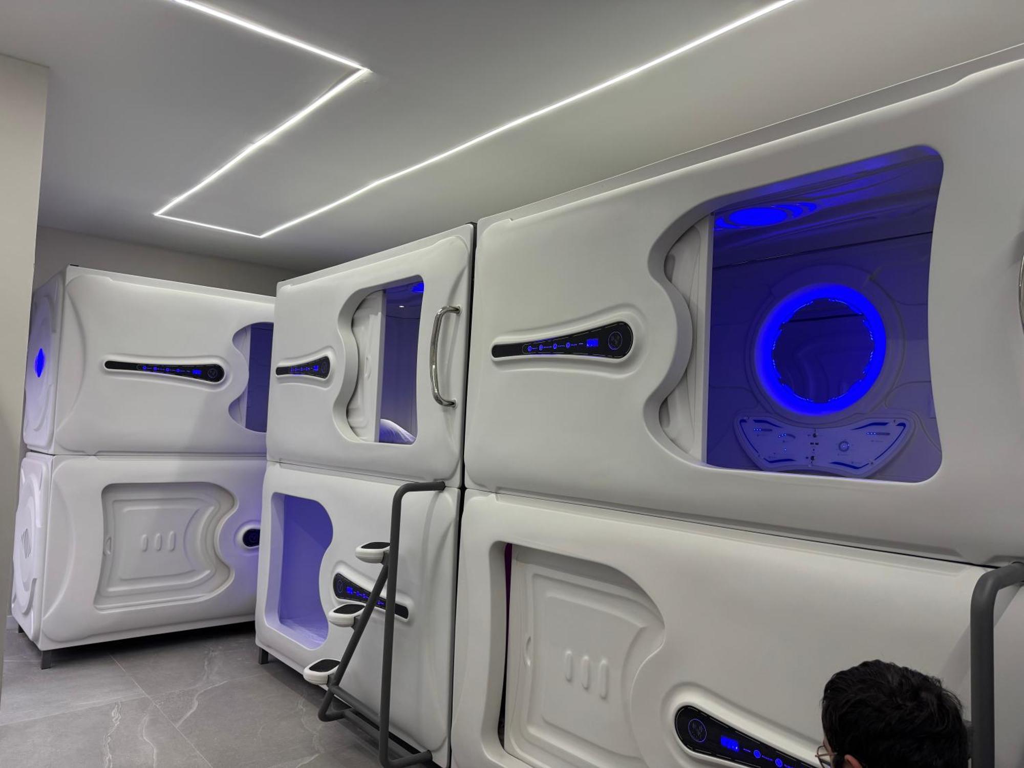 Hostel Space Capsule Madrid Exterior photo
